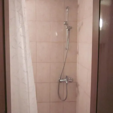 Gazde/Camere de închiriat Low-cost 50m From The Beach! *