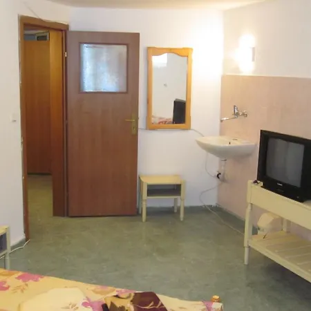 Gazde/Camere de închiriat Low-cost 50m From The Beach! *